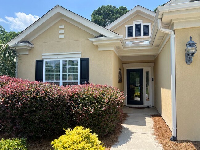 Foto del edificio - Gorgeous One-Level Ranch Style Home in The...