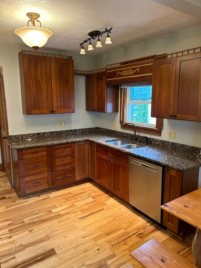 Building Photo - 1472 S Freedom Ave