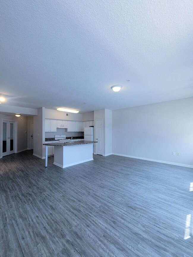 Building Photo - 2x2 Conveniently located. Large open conce...