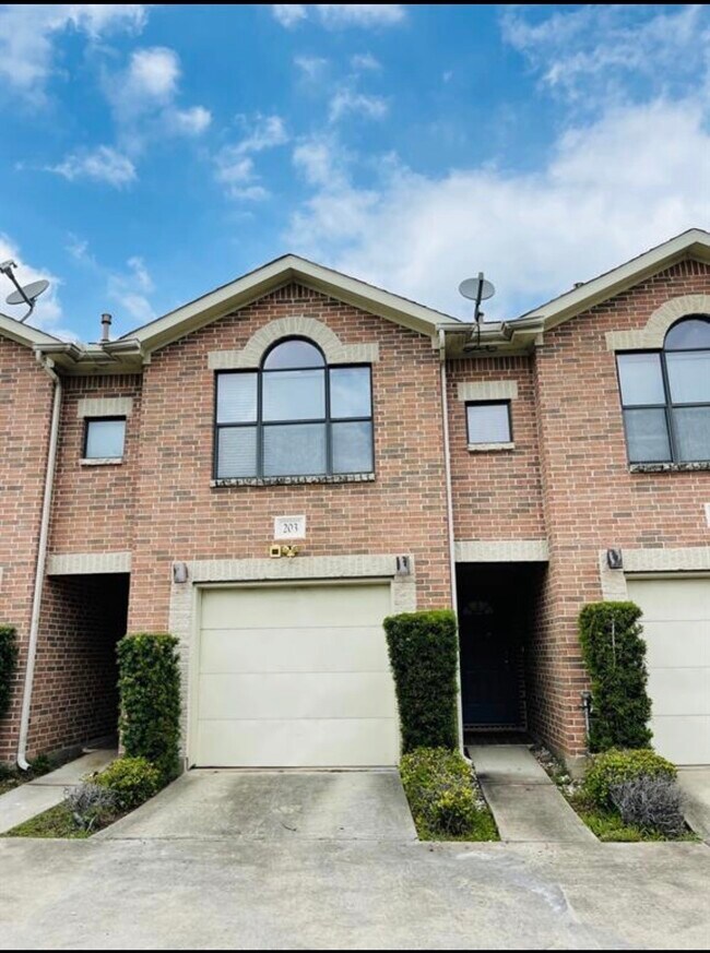 Building Photo - 5941 S Loop E