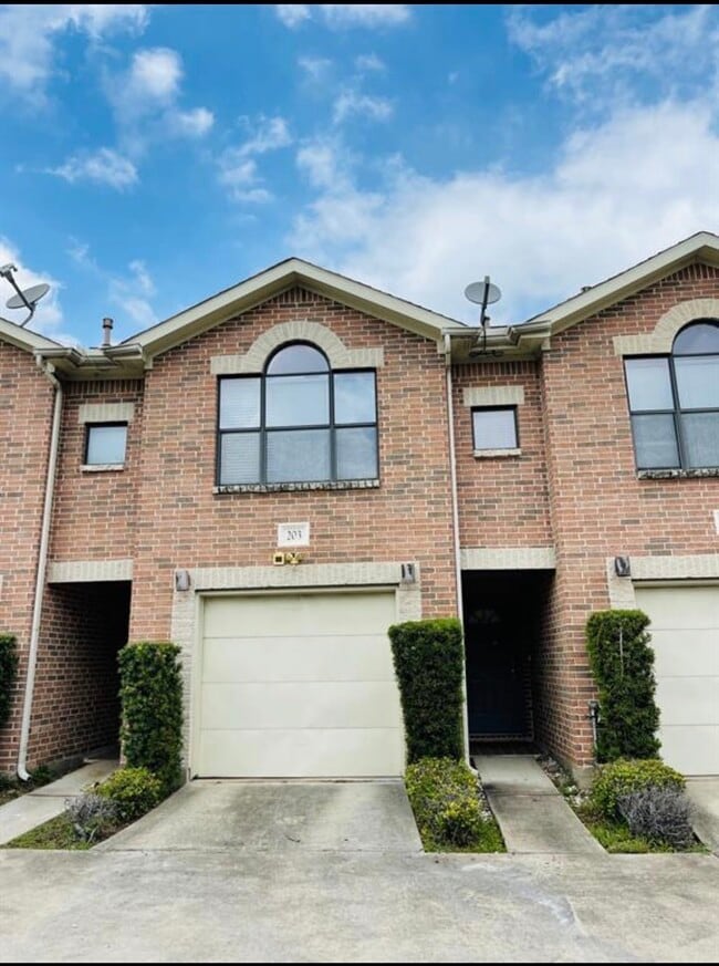 Building Photo - 5941 S Loop E