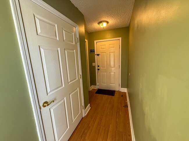 Building Photo - 210 Lantana Ct