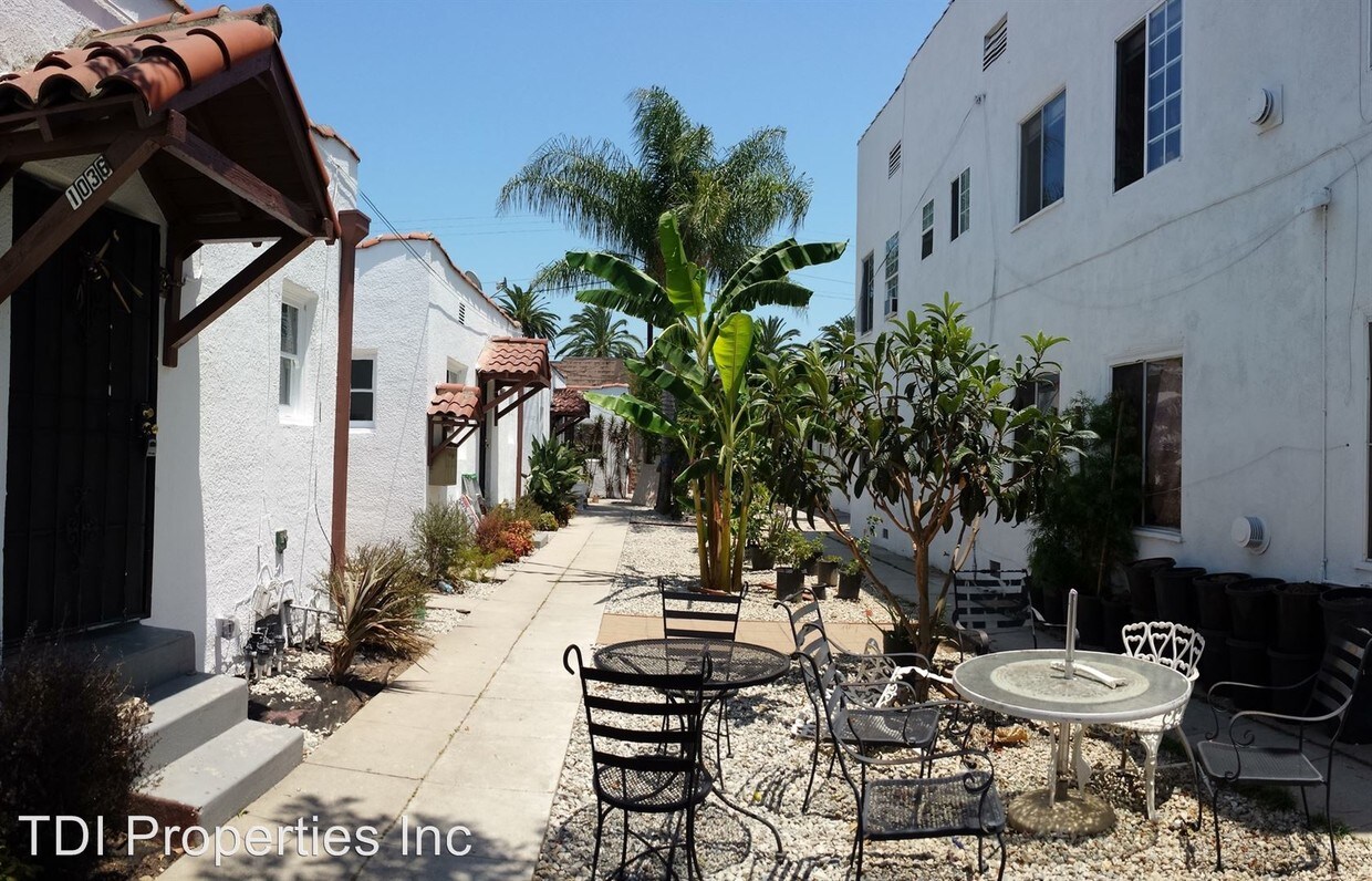Primary Photo - 1032 N Heliotrope Dr