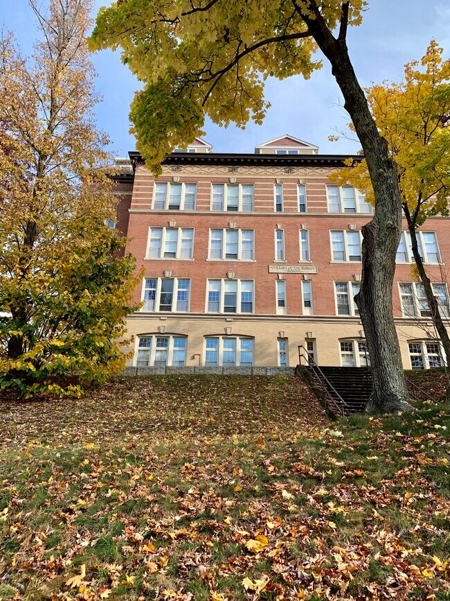 Building Photo - 80 Oak St