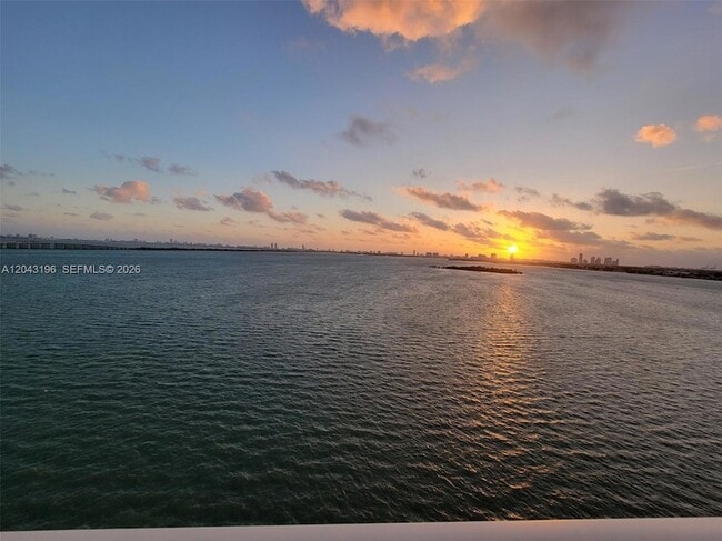 Foto del edificio - 700 NE 25th St