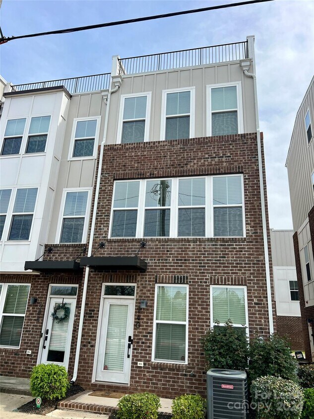 Primary Photo - 240 Parkwood Ave