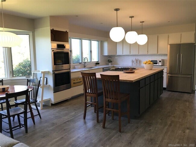 Foto del edificio - 107 Lime Rock Rd