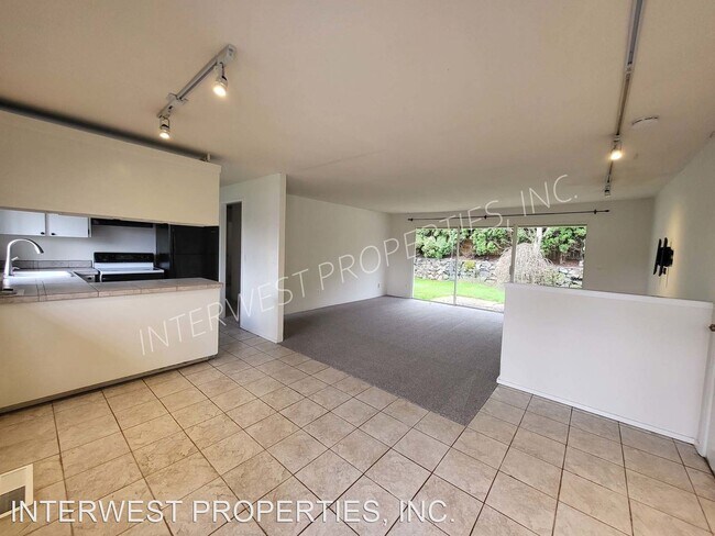 Building Photo - 3 br, 1 bath House - 8048 SE JENNINGS AVE