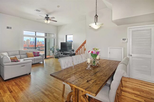 Comedor y sala de estar - 517 74th St