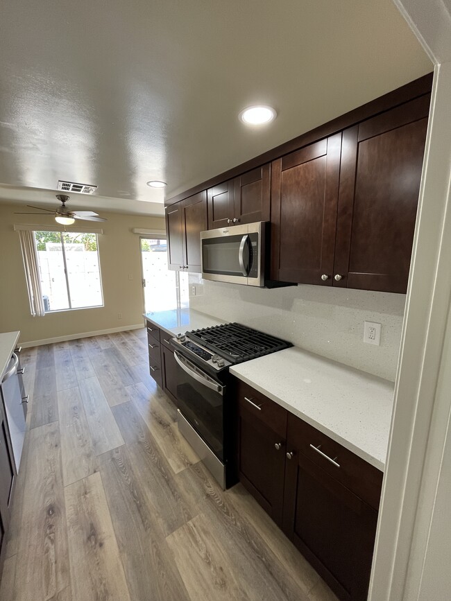 Kitchen w/built-in Microwave - 540 W Lambert Rd