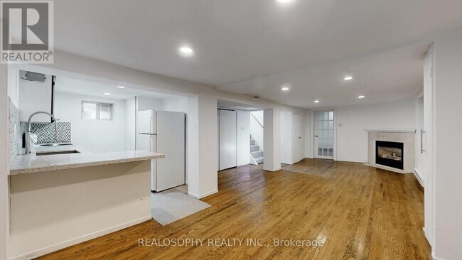 Building Photo - 827 Kingston Rd