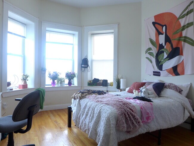 Building Photo - 210 Hemenway St