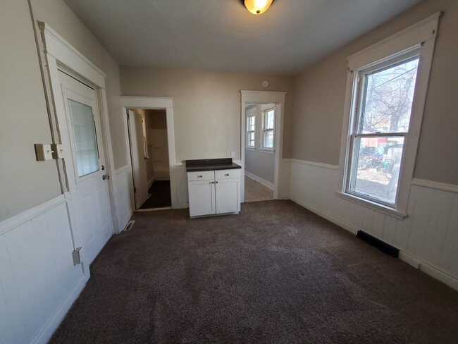 Building Photo - 2 Bedroom House in Rock Island