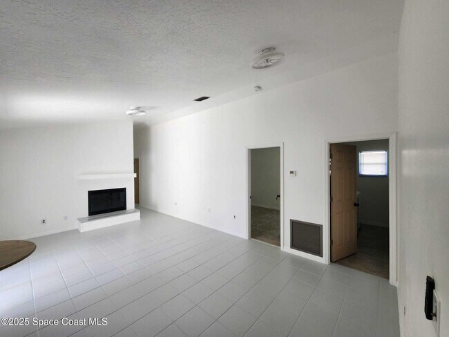 Building Photo - 650 Koutnik Rd SE