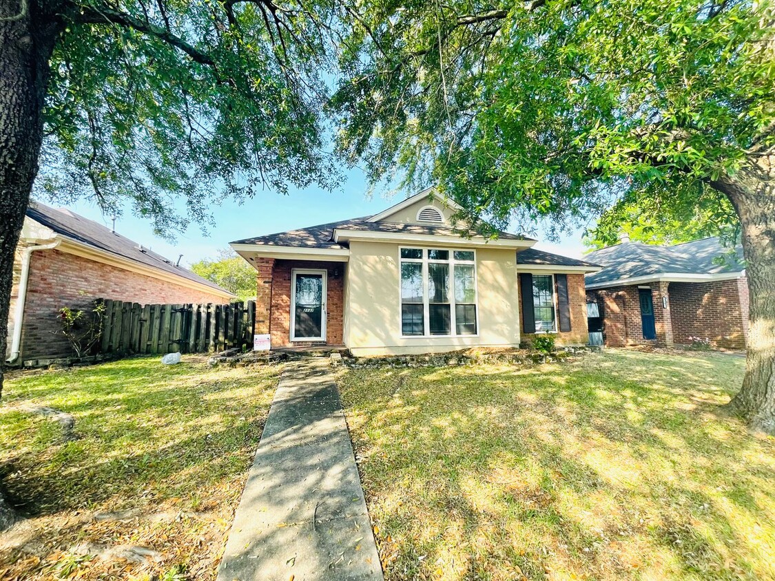 Primary Photo - ** 3 Bed 2 Bath patio home located off Woo...