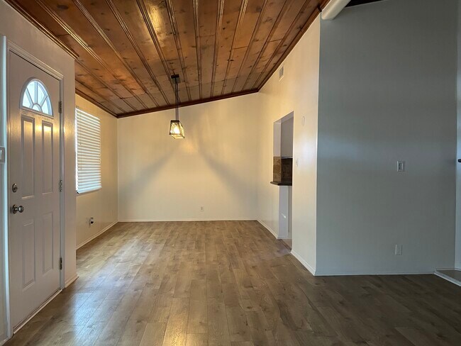 Dining room - 1023 N Rose St