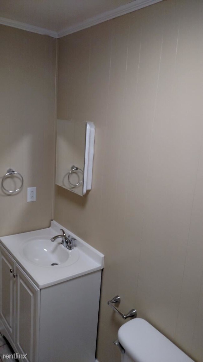 Building Photo - 2 br, 1 bath Duplex - 207 Lake Dr Apt A
