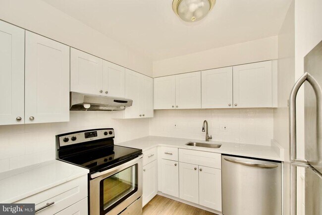 Foto del edificio - 6145 Edsall Rd