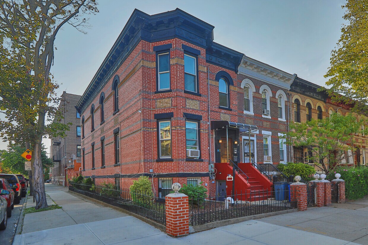 Primary Photo - 321 Wyona St