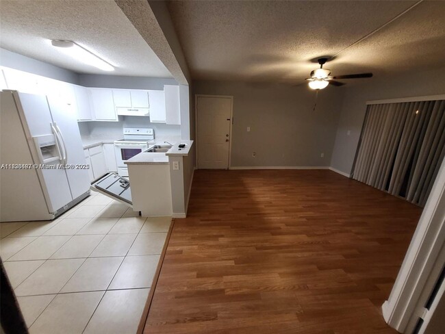 Building Photo - 301 Palm Way