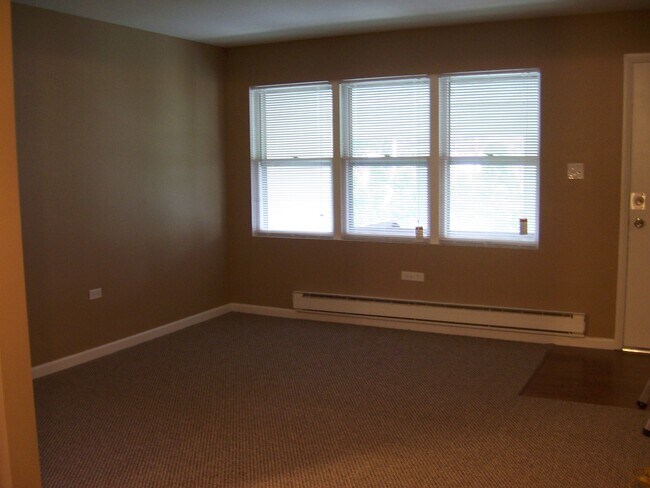Building Photo - 8811 Schneider Ave