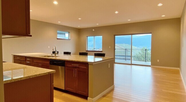 Building Photo - Upper Level Living