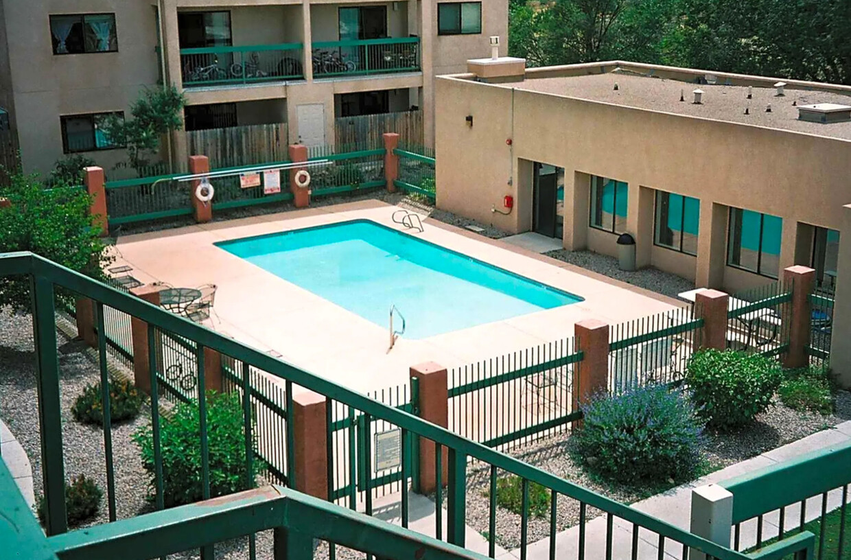 Evergreen Pool - Evergreen Apartments