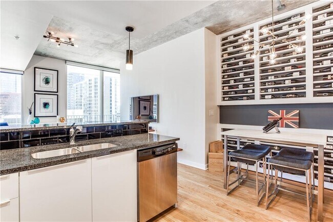 Building Photo - 360 Nueces St