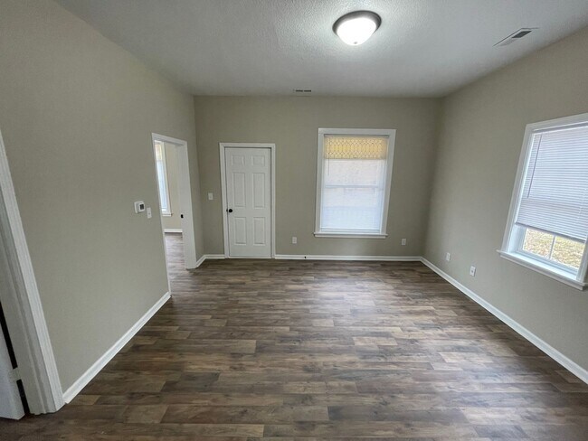 Building Photo - 2 Bed 1 Bath House w 1 Car Garage