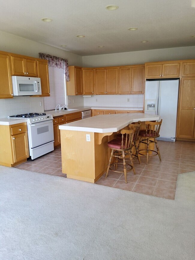 Building Photo - Beautiful house in great neighborhood with...