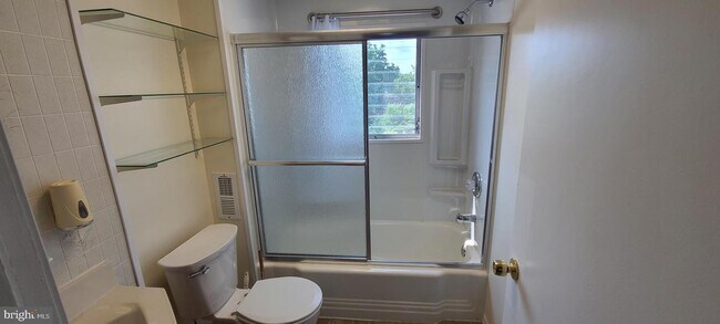 Building Photo - 402 Davisville Rd