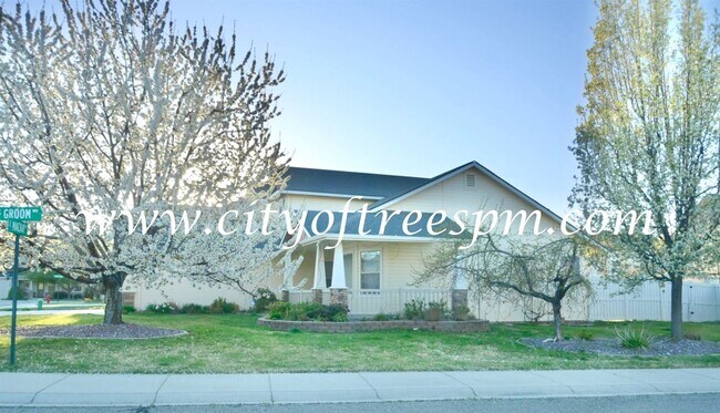 Building Photo - 4 br, 2.5 bath House - 3562 E Mackay Dr