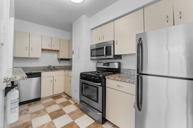 Foto del edificio - All Utilities Included! Bright Logan Circle 1BR/1BA Condo with Rooftop Views