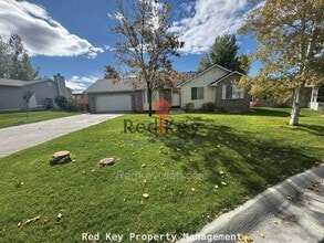 Building Photo - 176 Country Club Dr