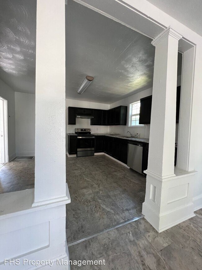 Building Photo - 3 br, 2 bath House - 1042 E Commercial