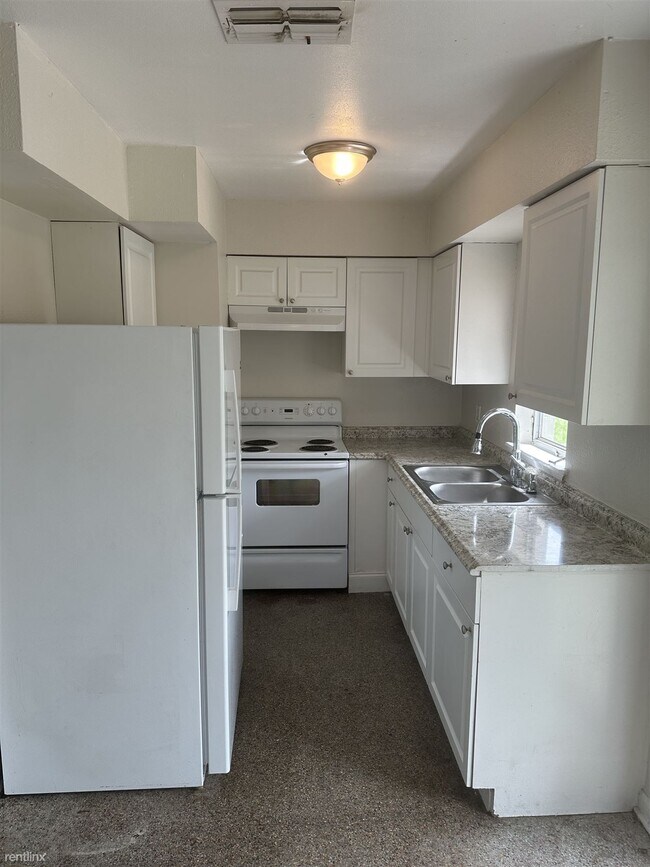 Building Photo - 3 br, 2 bath House - 2829 North Martha Avenue