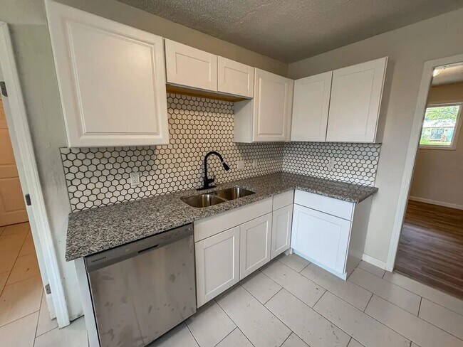 Foto del edificio - 3 Bed 2 Bath 2 Car Garage in Strafford MO