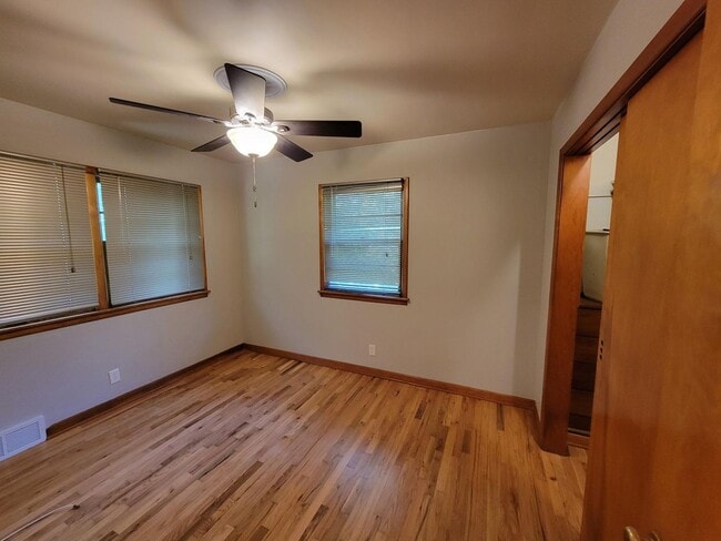 Building Photo - 3 bedroom house 1.5 bathroom