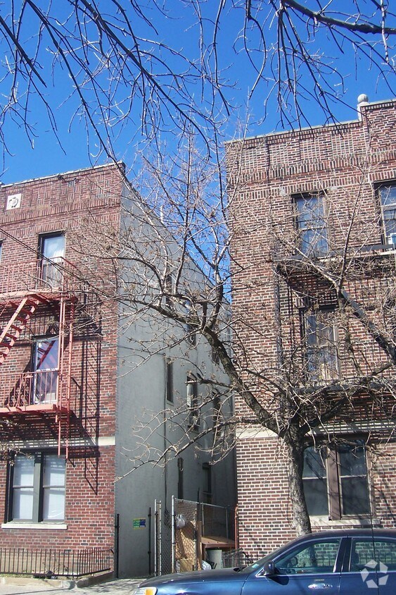 Foto del edificio - 18-79 Troutman St