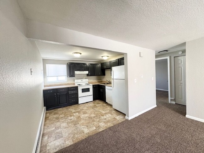 Building Photo - Amazing 2 Bedroom 1 Bathroom Apartment!! L...