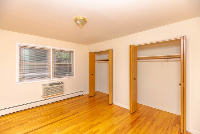 Building Photo - 1324 W Lunt Ave