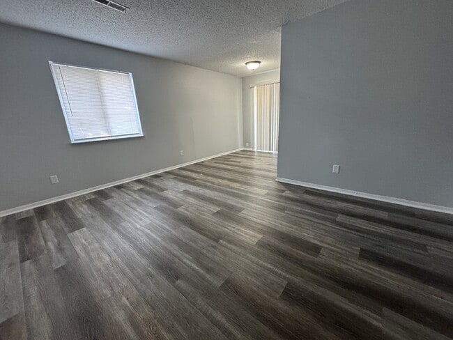 Building Photo - "Charming 2-Bed Gem with Full Bath in Springfield – Cozy 777 Sq Ft Haven Awaits!"