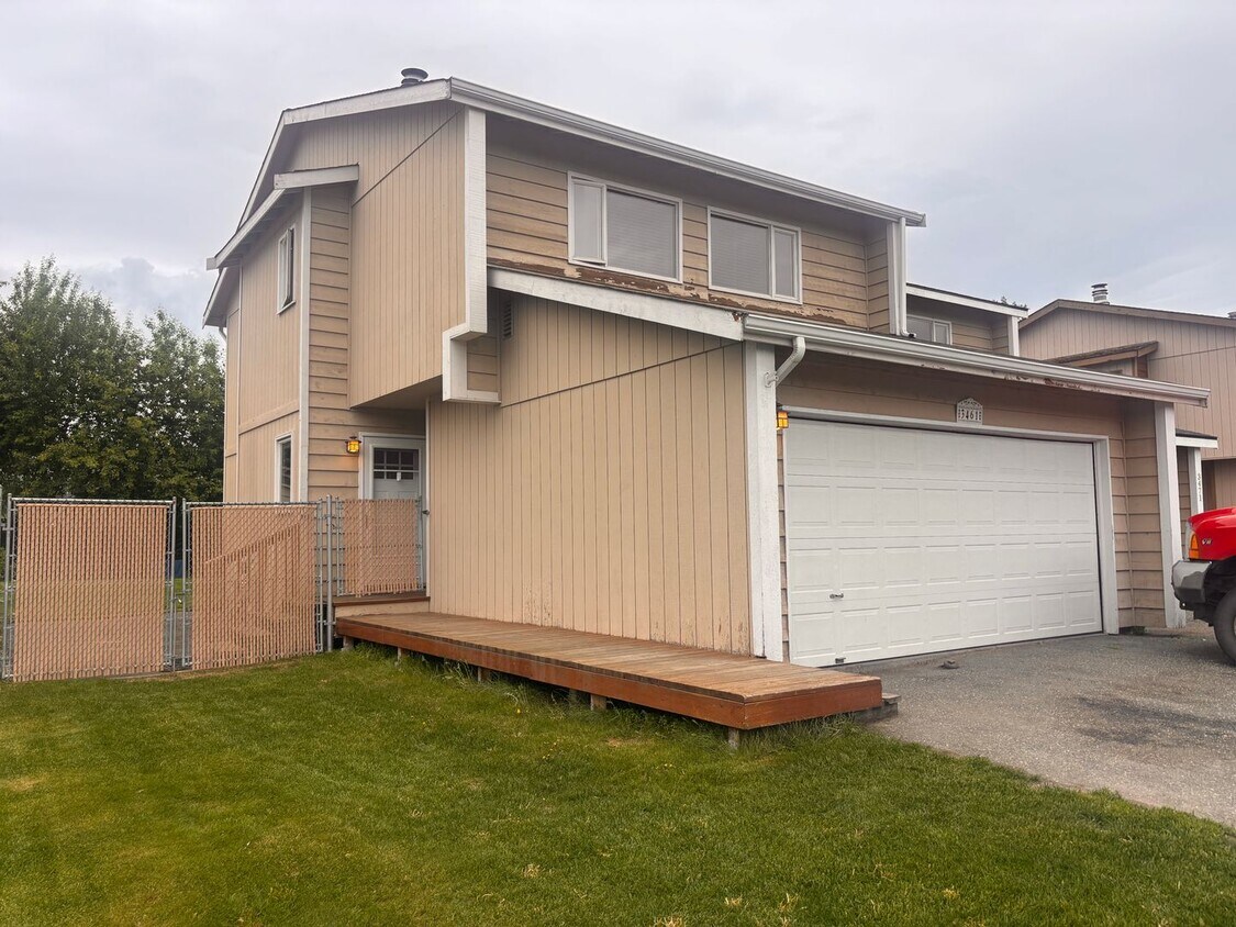 Foto principal - Updated 3 Bed / 2 Bath Turnagain Townhome!