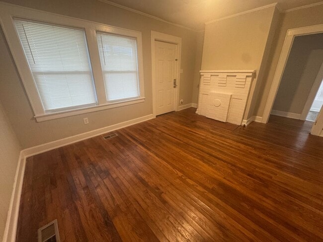 Building Photo - Cute two bedroom house with hardwood floor...