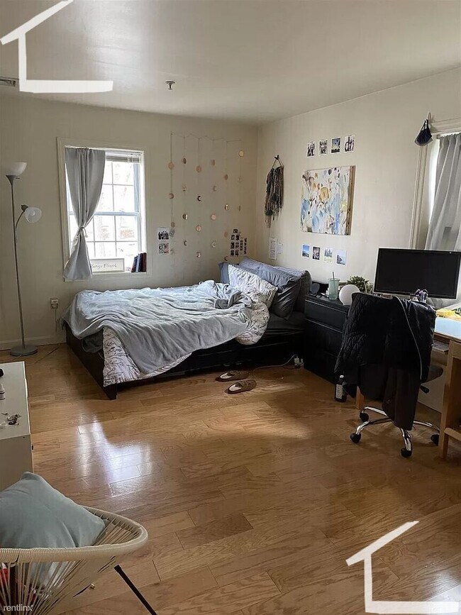 Foto del edificio - Modern Triplex Apartment with 1 Parking Included.  Conveniently Located.  NO FEE