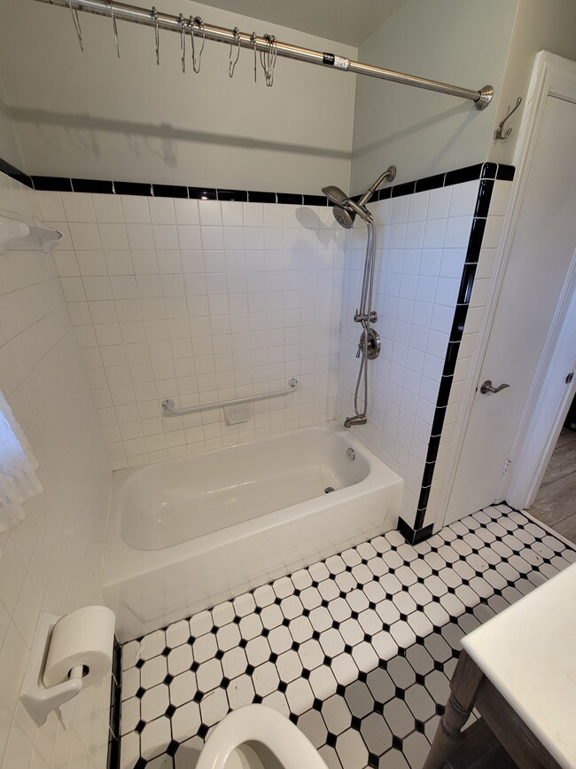 Hall bath shower/tub - 2948 McGavock Pike