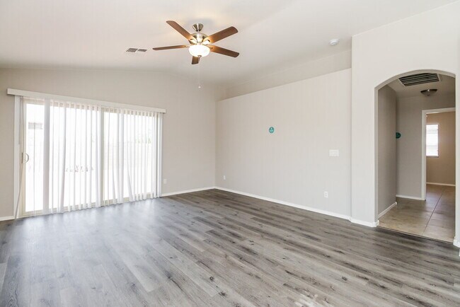 Building Photo - 3724 W Pleasant Ln