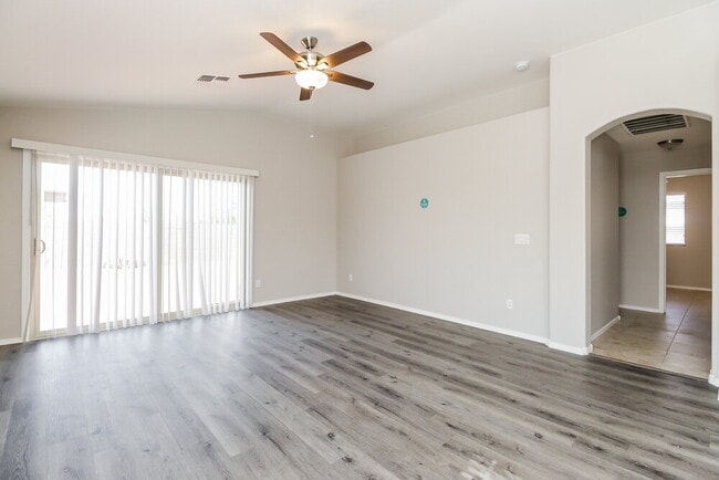 Foto del edificio - 3724 W Pleasant Ln