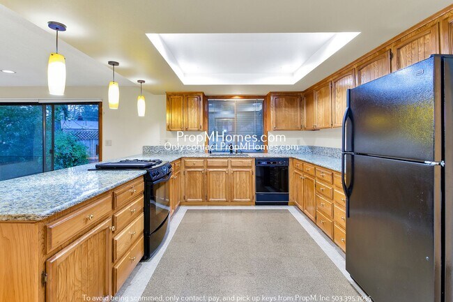 Foto del edificio - Lake Oswego Beauty! Three Bedroom Ranch Style On 1/4 Acre!