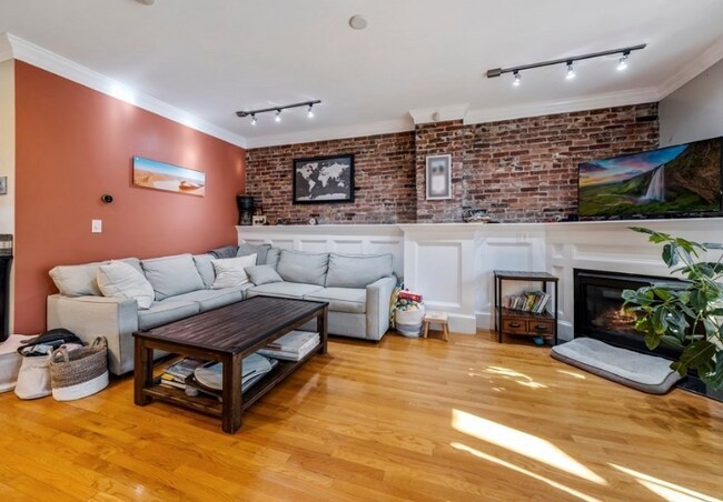 Foto del edificio - 673 E 2nd St